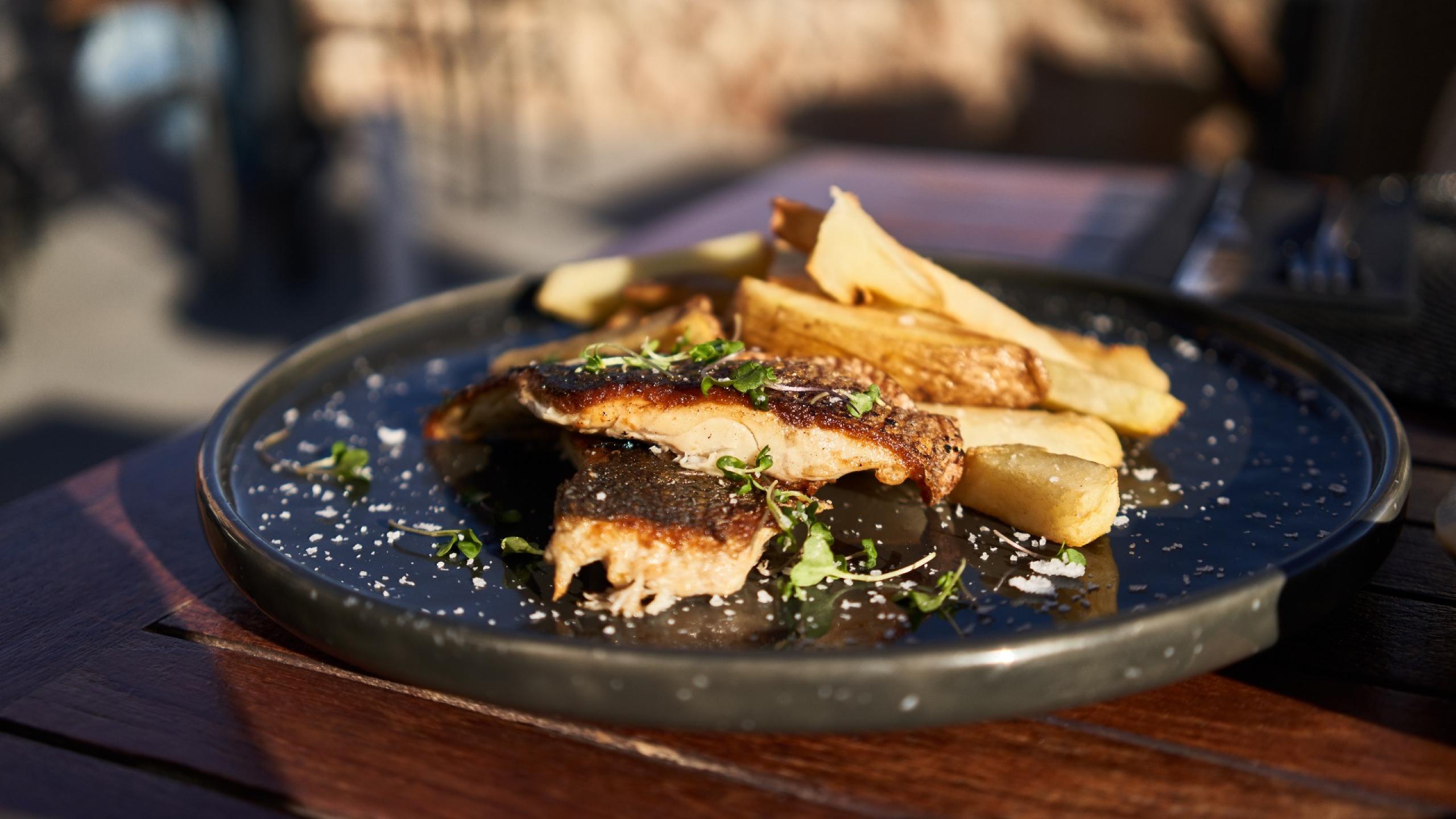 plate-fish-chips-potatoes-wooden-surface